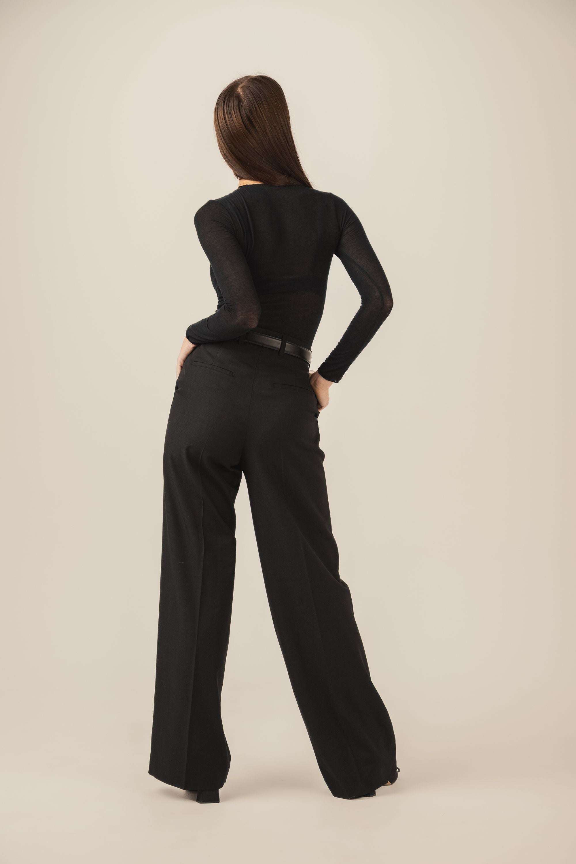 Klasyczne czarne spodnie z prostą nogawką, dopasowaną talią i zaszewki wysmuklające nogi - widok z tyłu