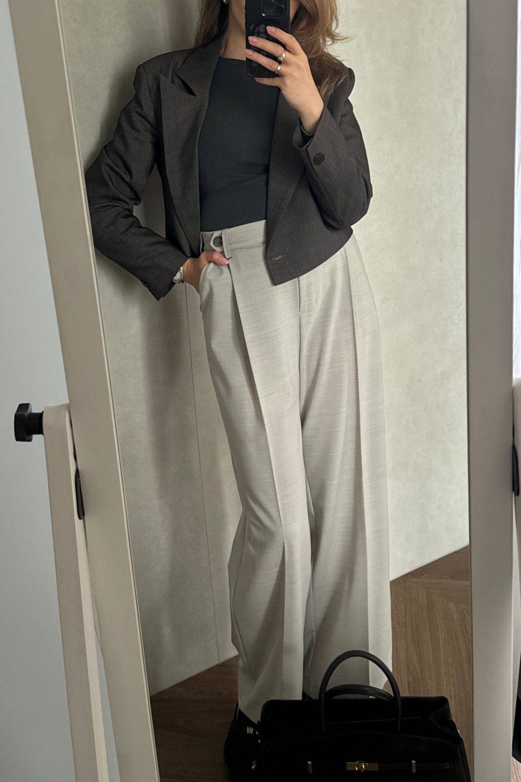 Te damskie spodnie tworzą harmonijną, elegancką całość w połączeniu z klasyczną marynarką