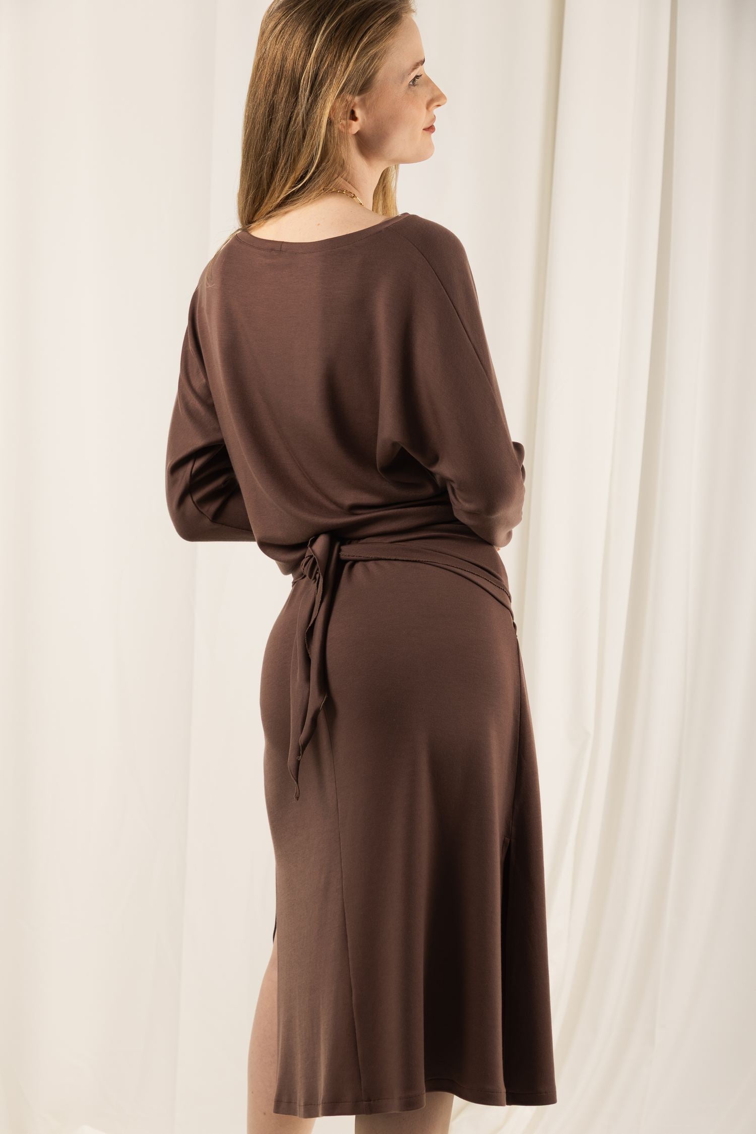 Sukienka midi modelująca z tencelu – Elena