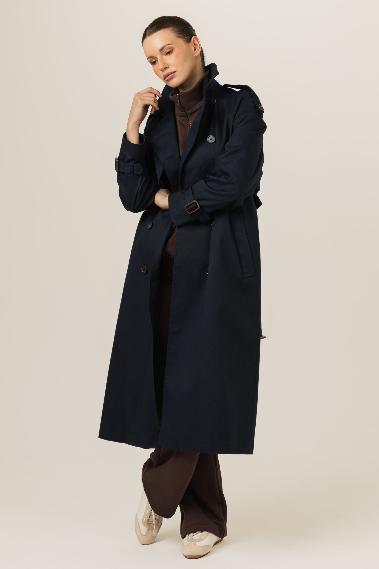 Granatowy trencz damski 03 – Klasyczny płaszcz bawełniany | LAÏF