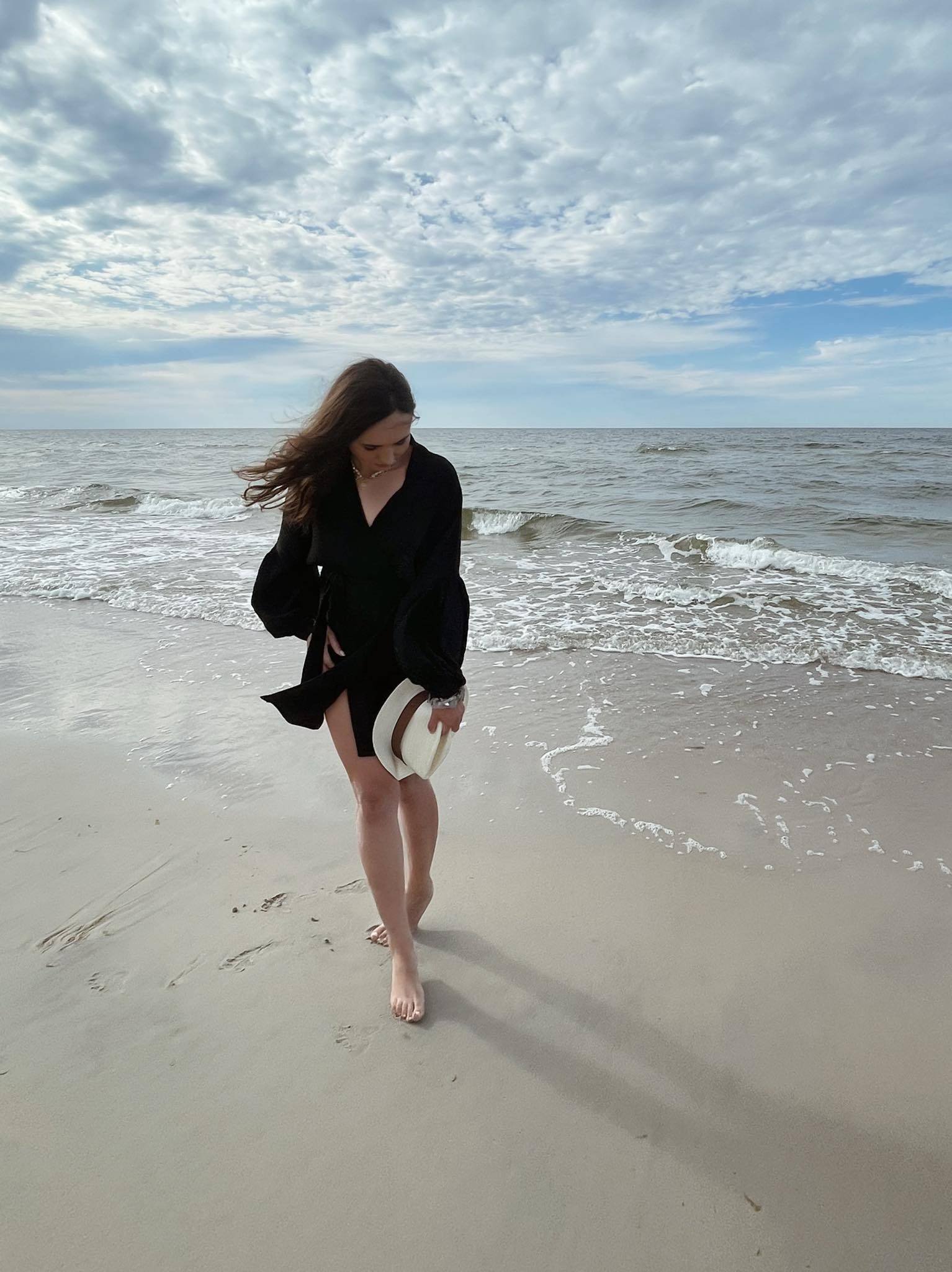 Sukienka kimono bawełniana muślinowa - czarna na plaży