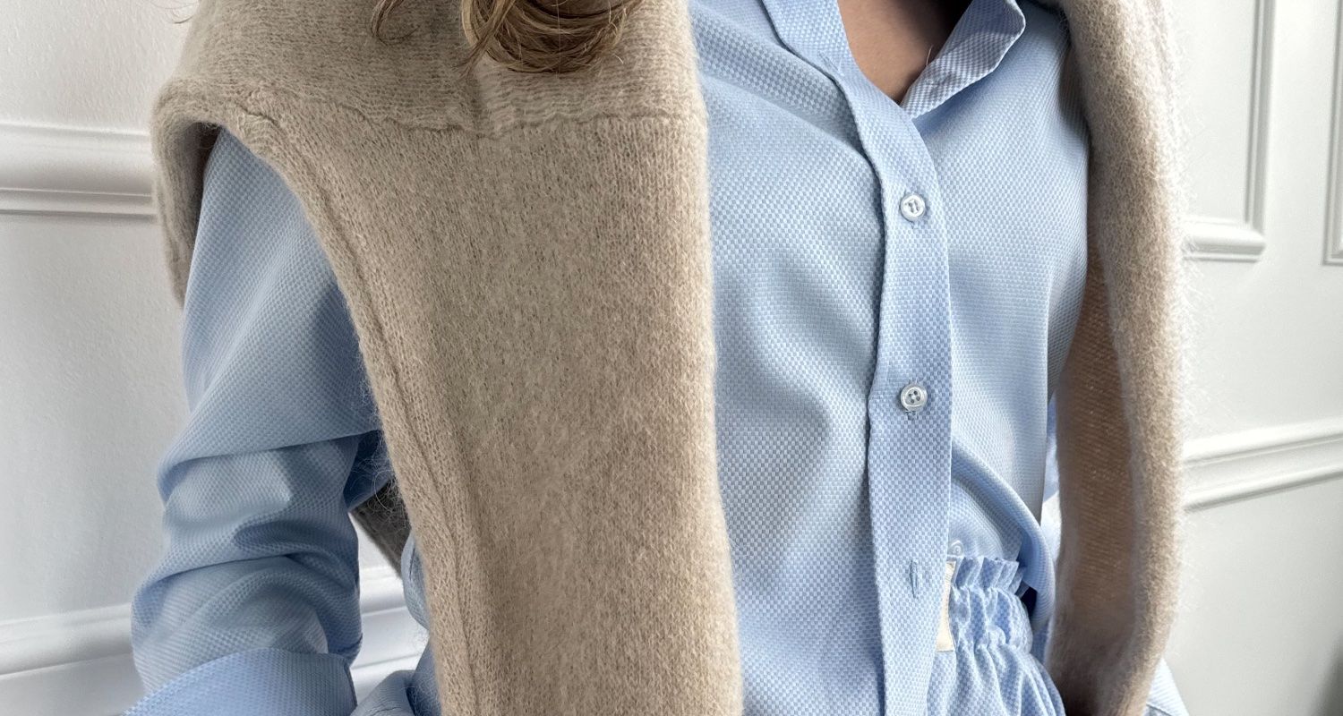 Niebieska damska koszula i mini szorty: Total look i stylizacje modowe na lato 2025