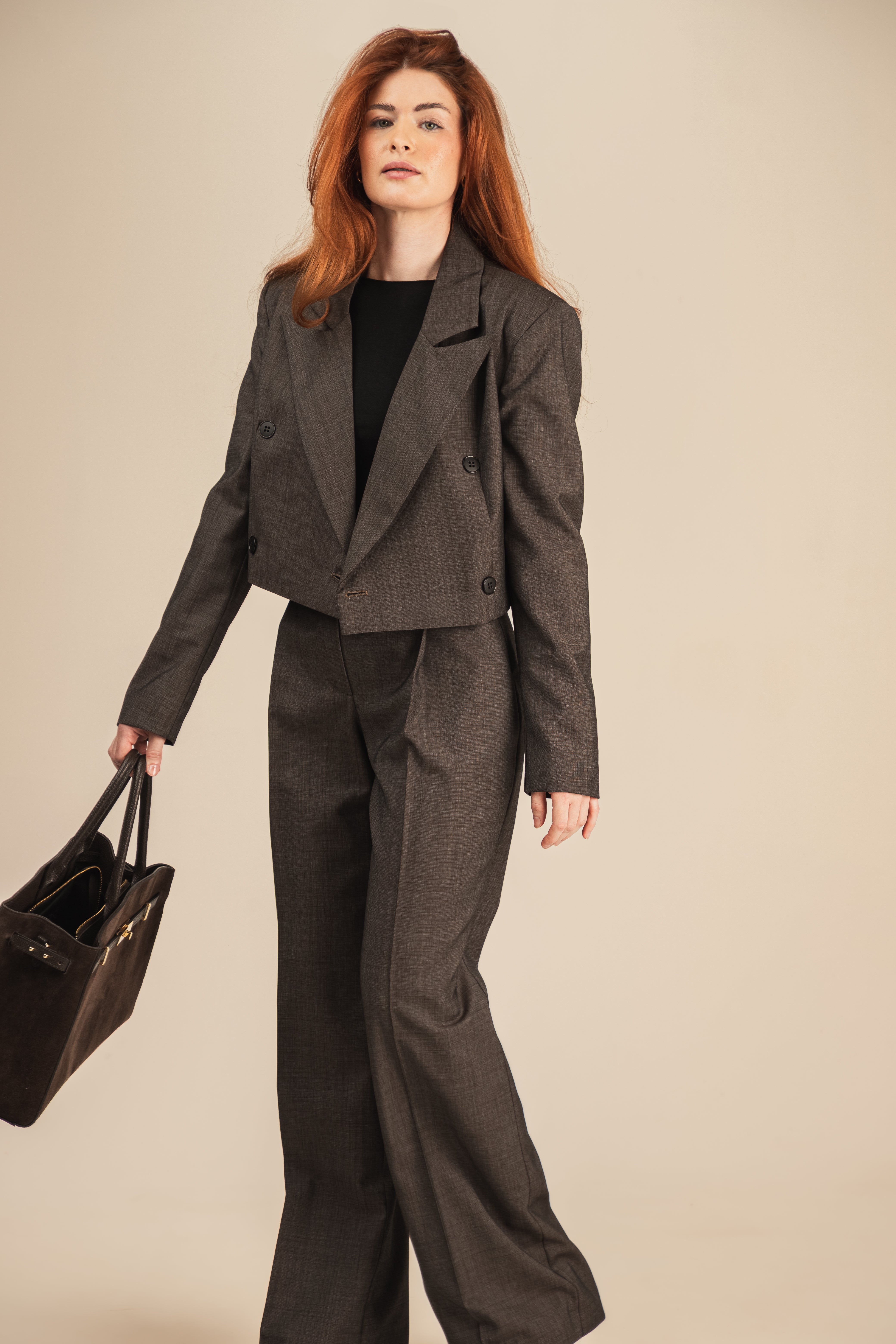 Dwurzędowa brązowa marynarka damska z wełny - Caffe