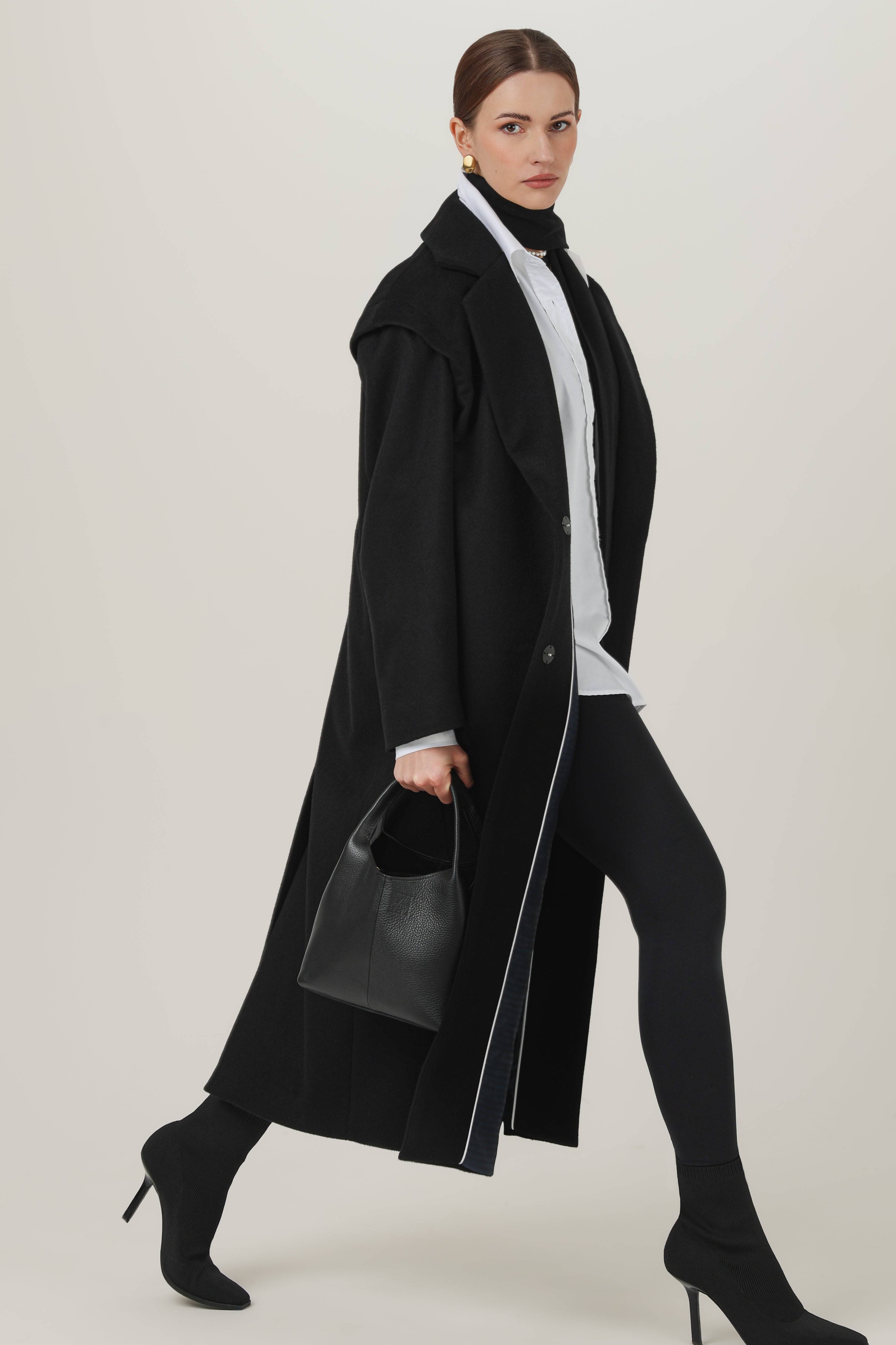 czarny płaszcz z szerokimi ramionami - NEO, odzież wierzchnia, elegancki płaszcz damski