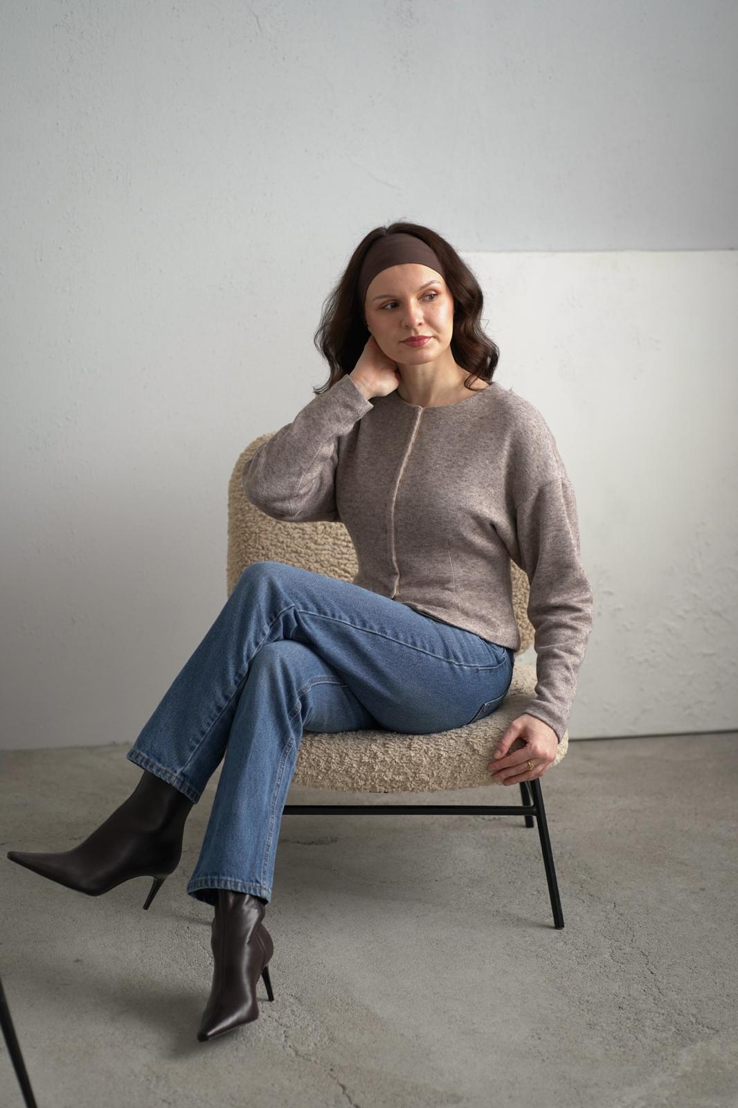 Sweter z delikatnym zapięciem na modelce, odzież z kategorii topów i kardiganów, elegancki i komfortowy