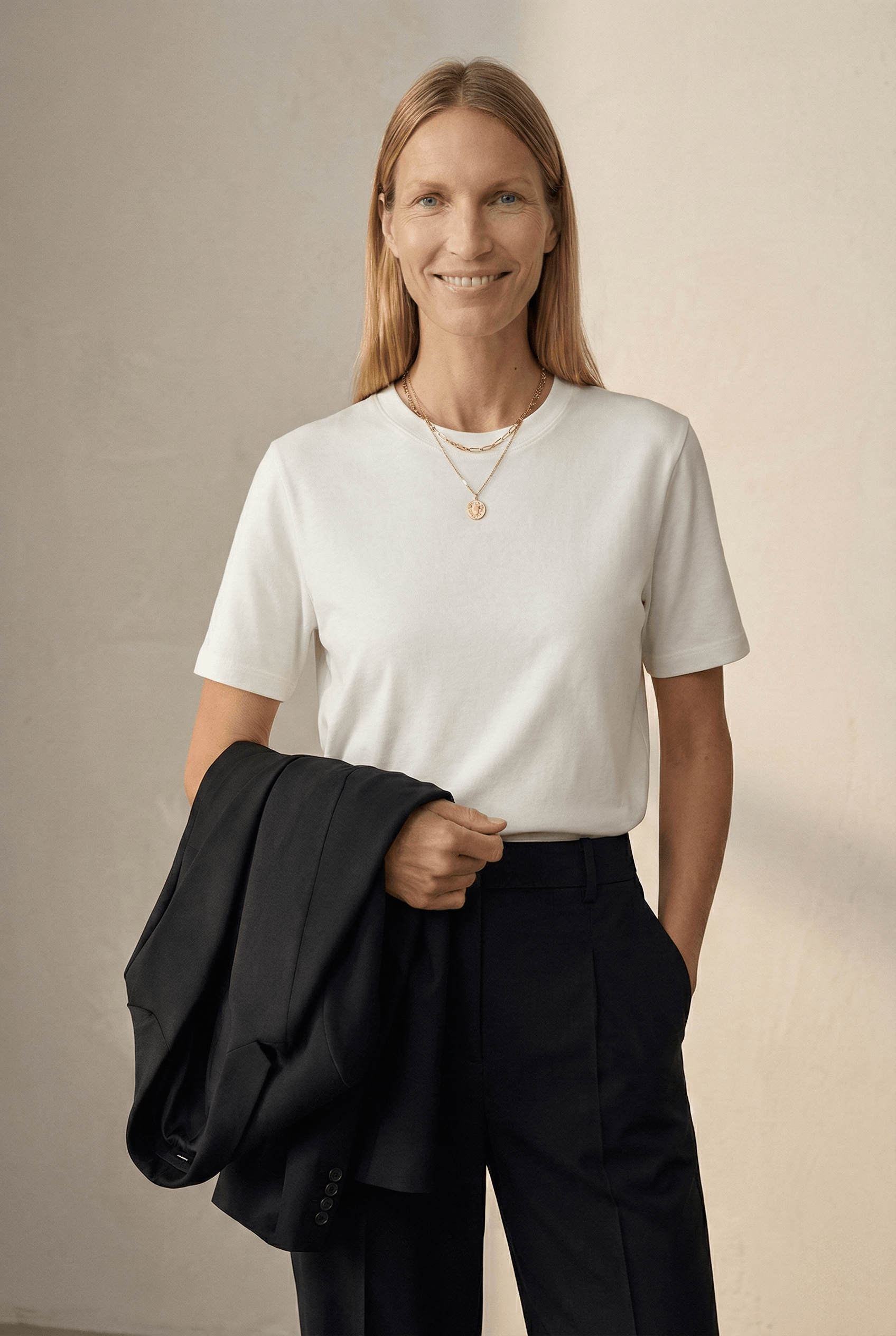 Biały bawełniany T-shirt oversize w eleganckim look'u z czarnymi eleganckimi spodniami