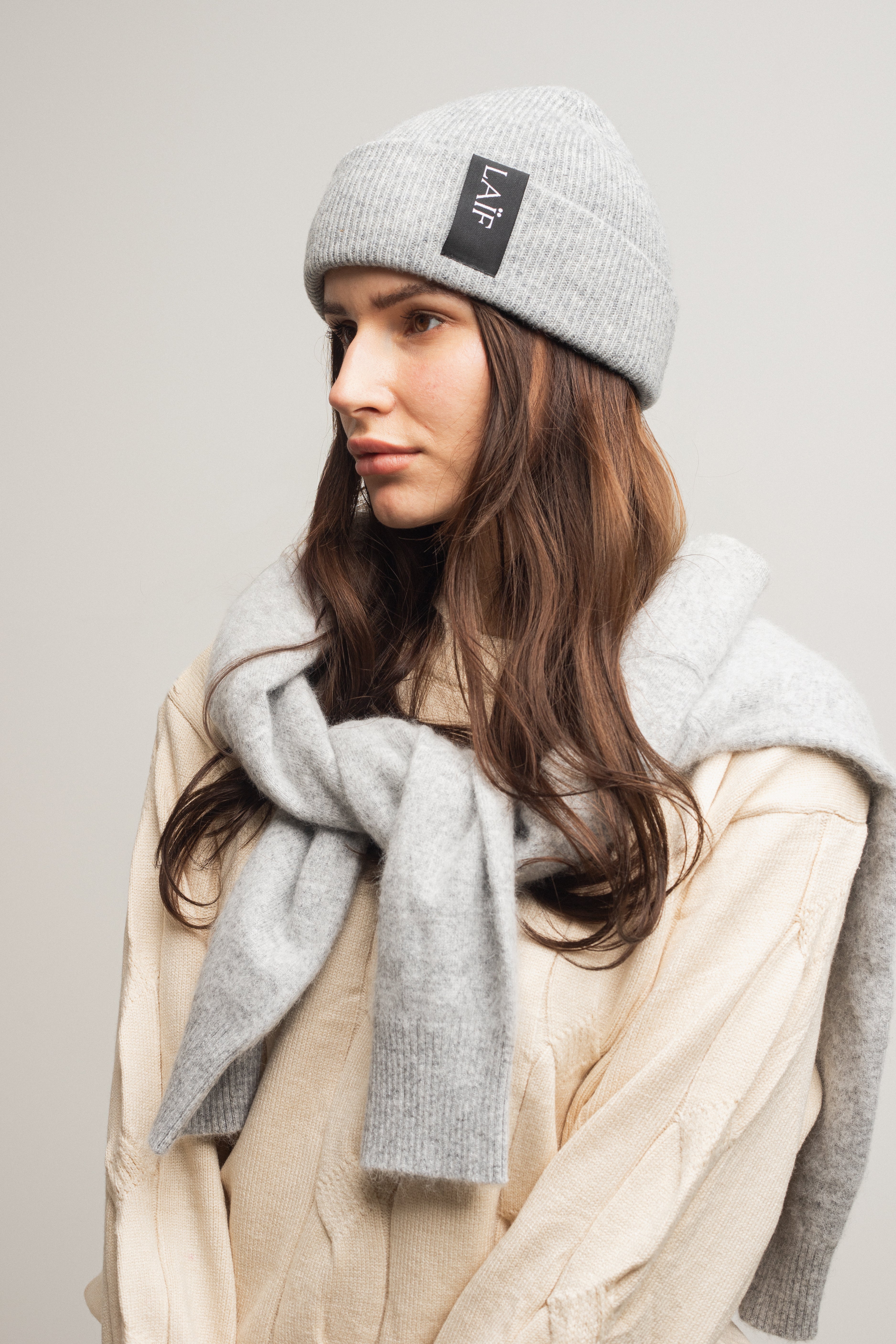 Klasyczny damski sweter w stylu old money HENRY