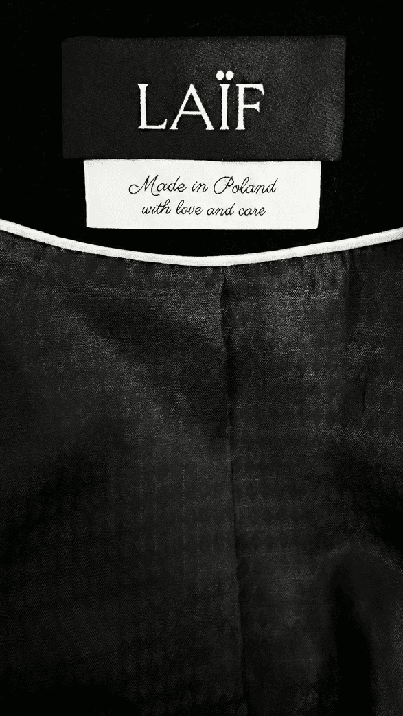 czarny płaszcz z szerokimi ramionami, wełna i kaszmir, elegancki, damski, odzież wierzchnia