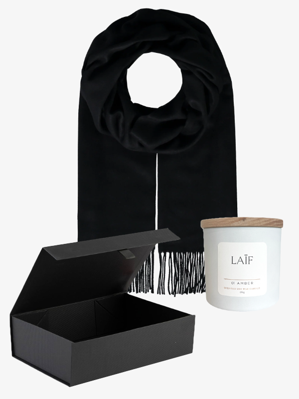 Zestaw prezentowy: czarny szal z kaszmiru i wełny merino + świeca o zapachu perfum Dark Amber 02