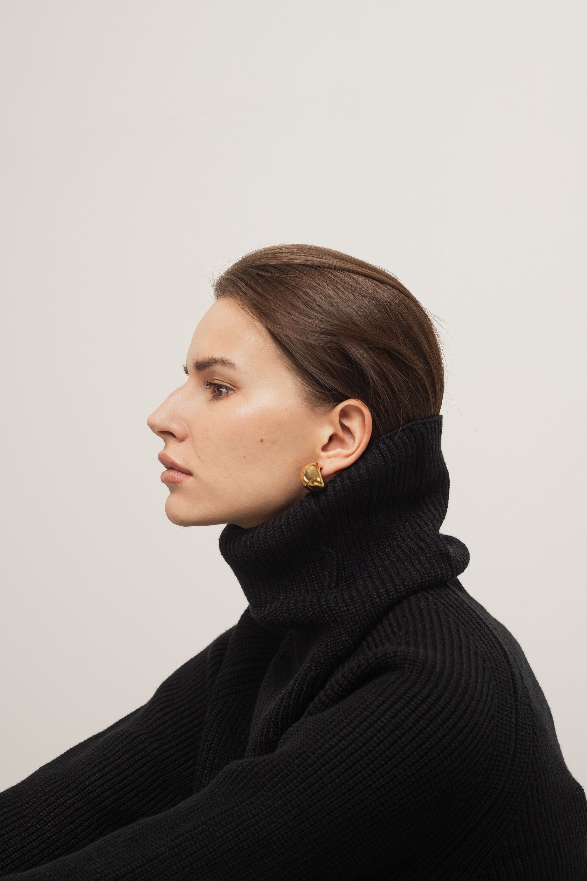 Sweter oversize z golfem, wiskoza BOLD - czarny / krem