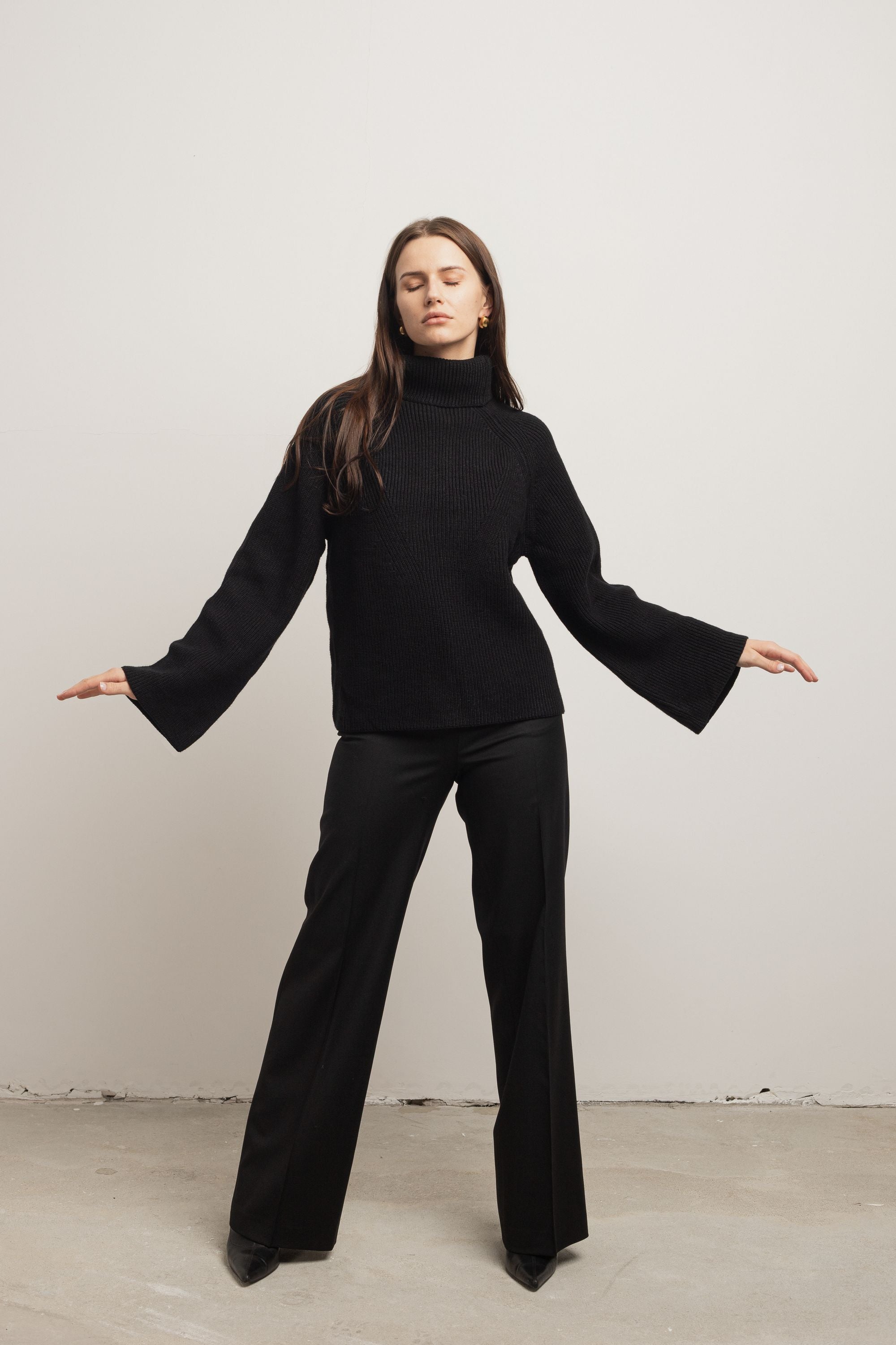 Sweter oversize z golfem, wiskoza BOLD - czarny / krem