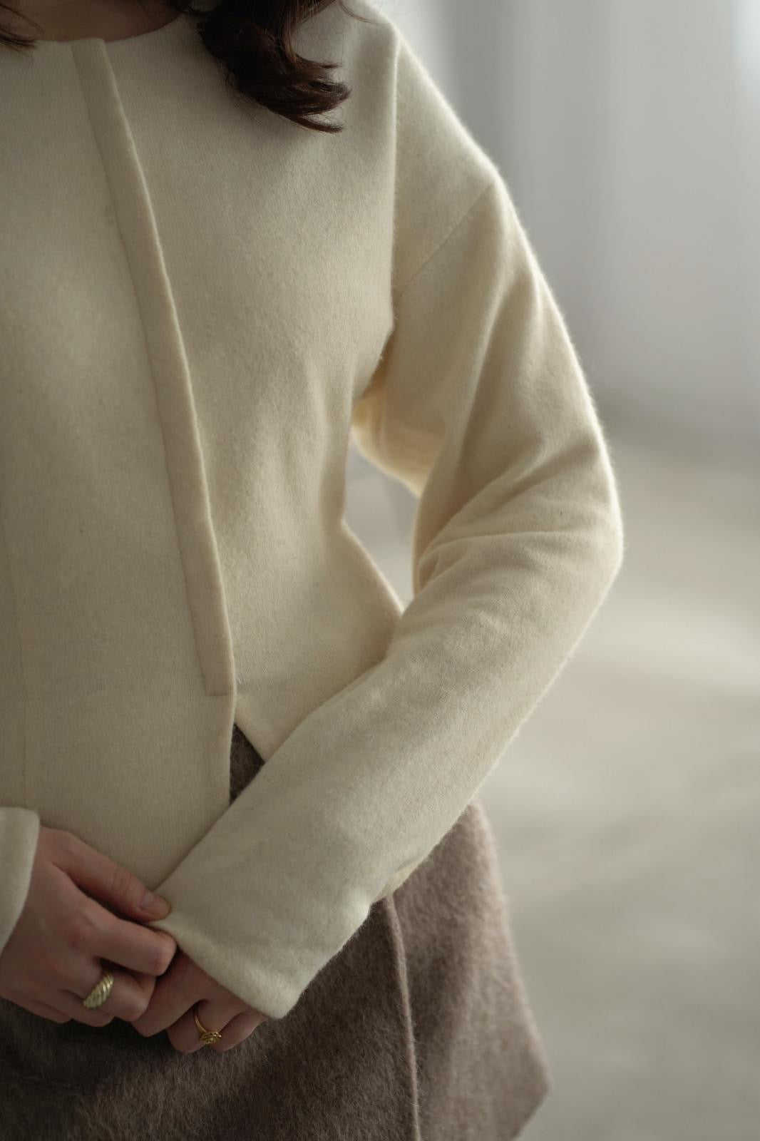 Beżowy sweter z miękkiej dzianiny, na modelce, odzież w kategorii odzieży i akcesoriów