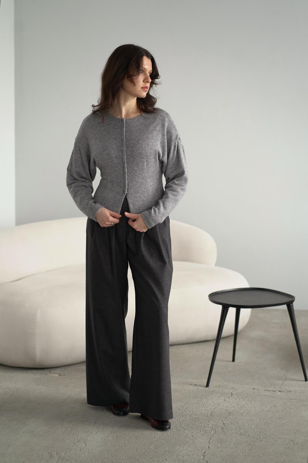 Model w szarym swetrze-żakiecie z czystej wełny, rayon i tencel, elegancki, kobiecy, odzież damska