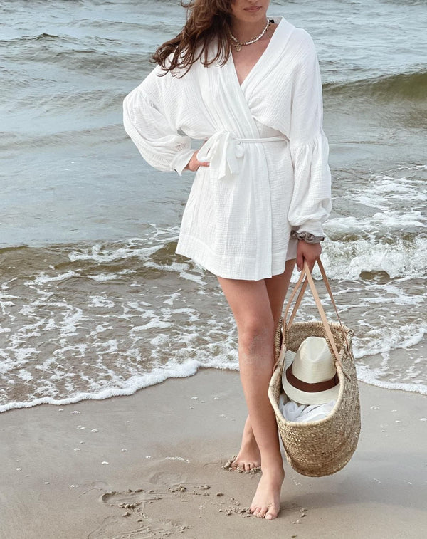 Sukienka kimono bawełniana muślinowa - biała na plaży