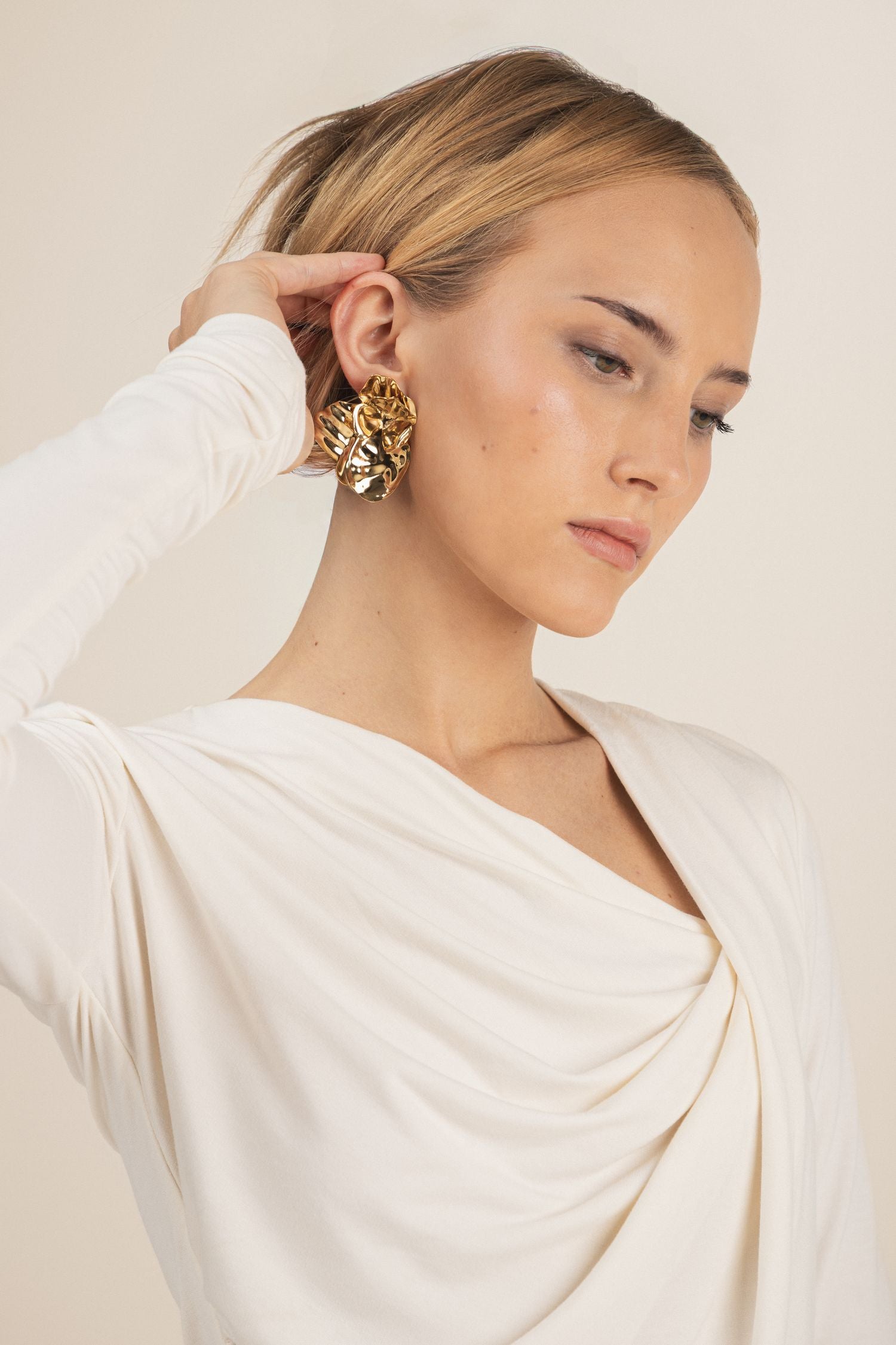 Kolczyki Aura – złote kolczyki liść/ kwiat maxi | Pozłacane 18k PVD