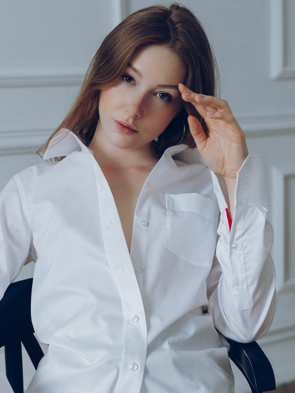 Koszula damska biała z długim rękawem - oversize - LIPSTICK - modelka