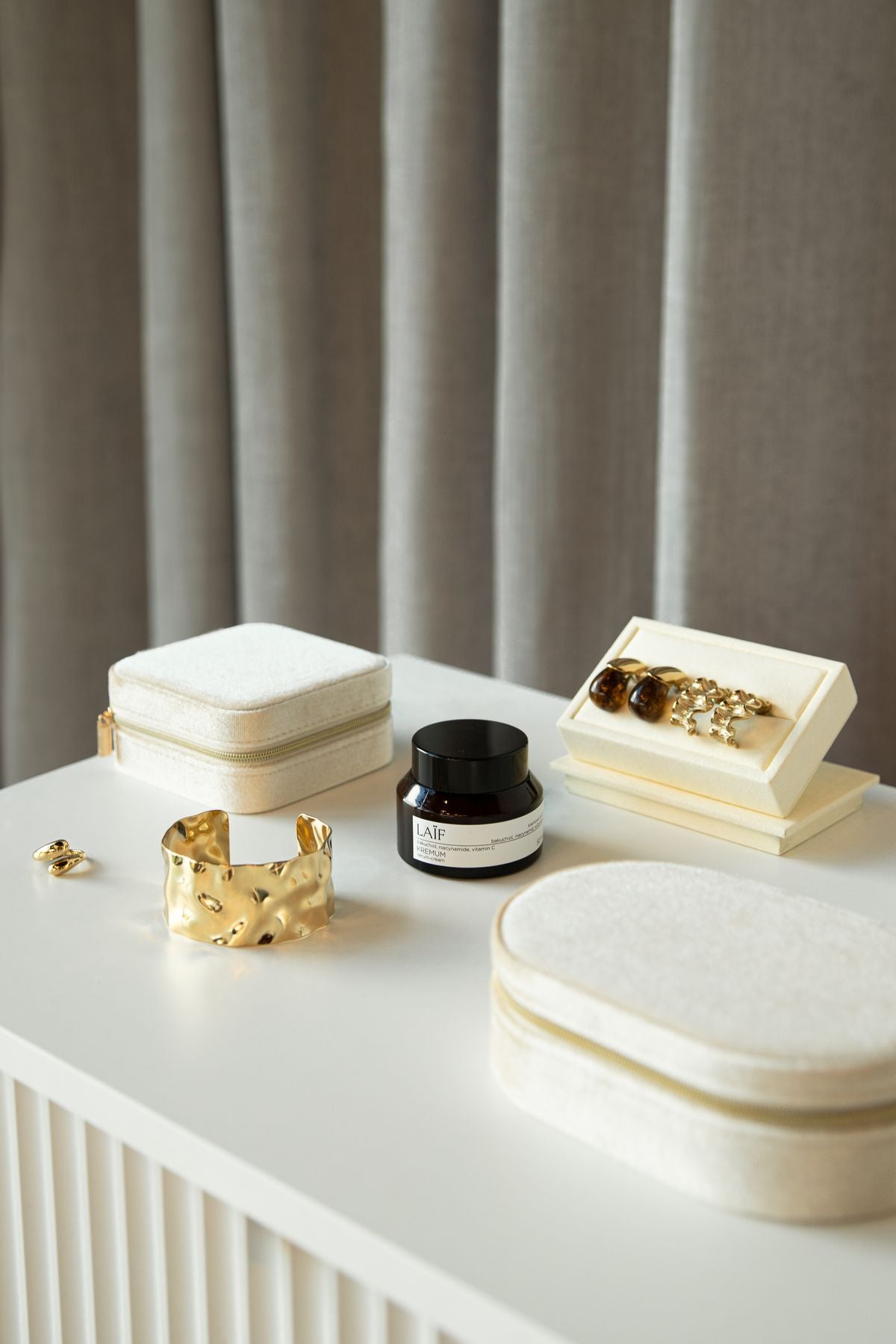 Eleganckie welurowe pudełko na biżuterię