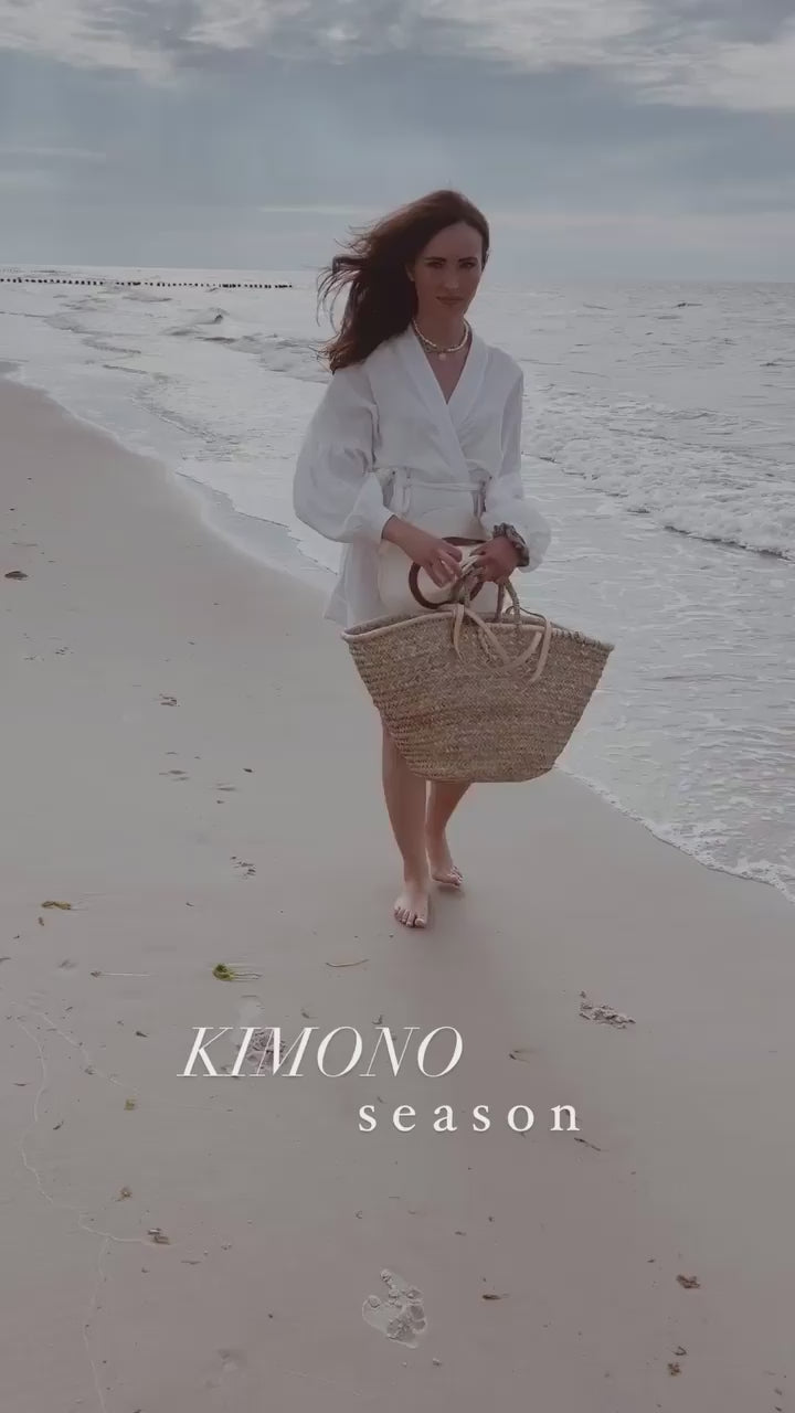 Sukienka kimono bawełniana muślinowa - biała na modelce