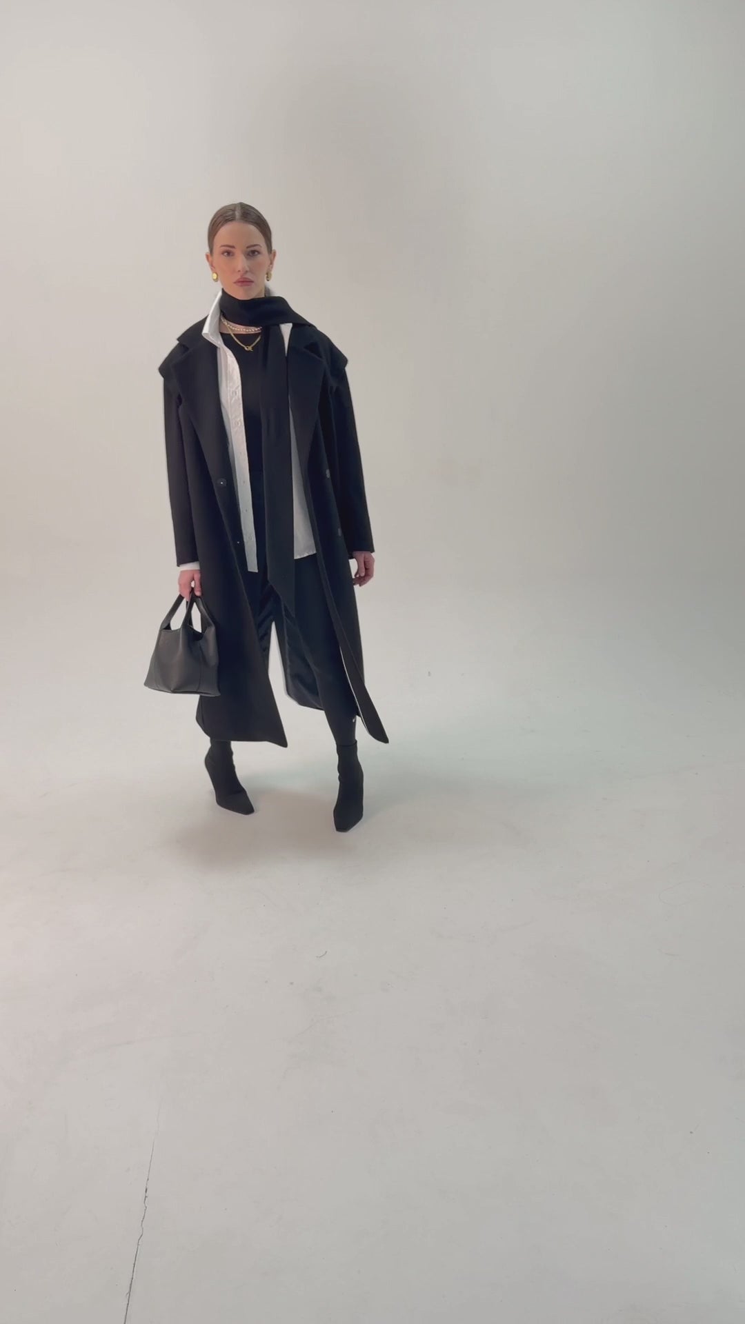 damski czarny płaszcz z szerokimi ramionami, stylowa odzież, elegancki, na zimę