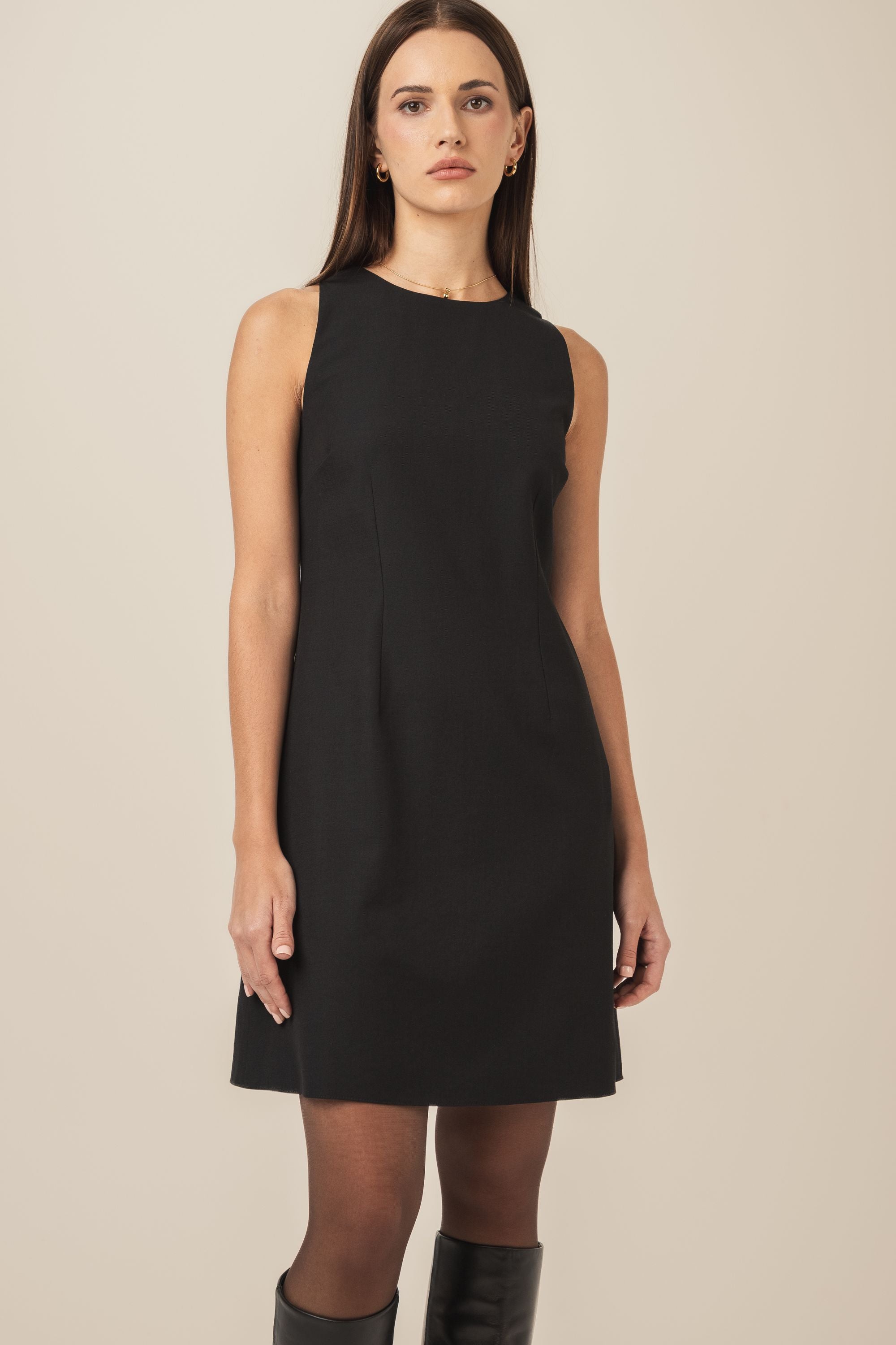 Elegancka mała czarna sukienka trapezowa Gloria