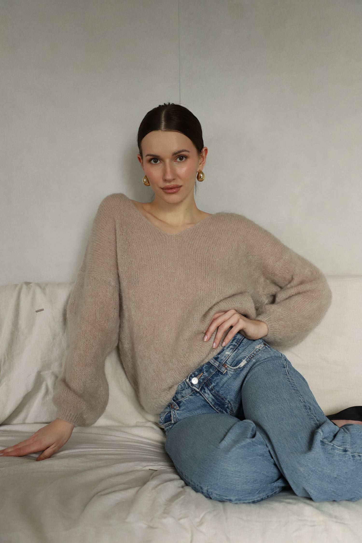 Miękki sweter damski z moheru, beżowy | LAIF