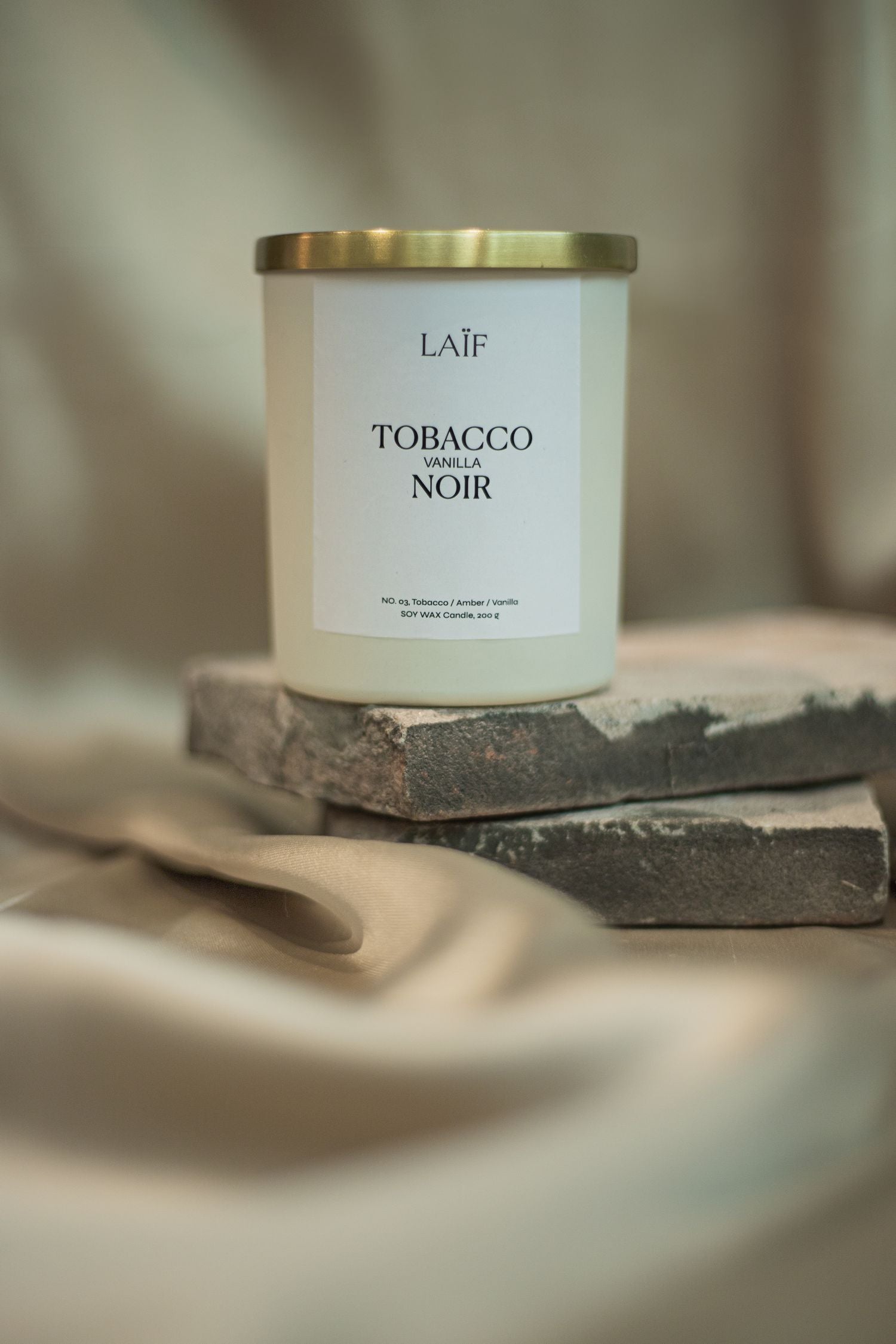 Świeca sojowa o zapachu perfum NOIR