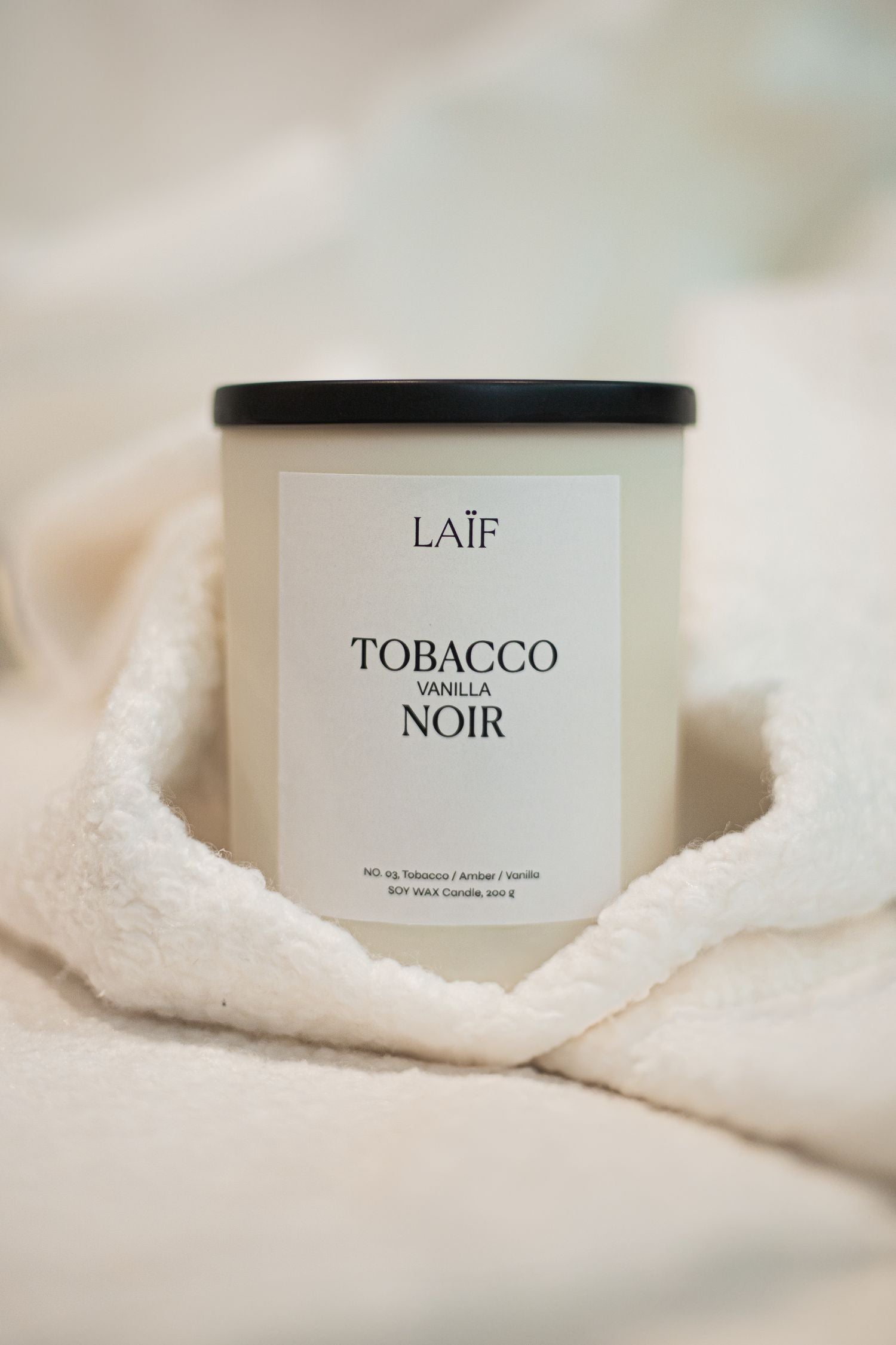 Świeca sojowa o zapachu perfum NOIR