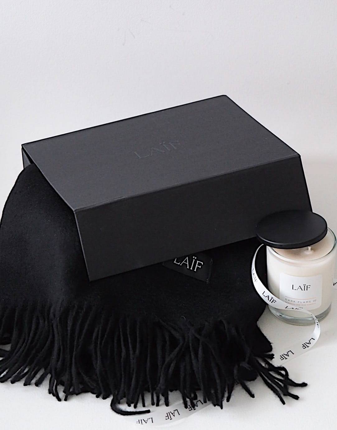 Zestaw prezentowy: czarny szal z kaszmiru i wełny merino + świeca o zapachu perfum Dark Amber 02