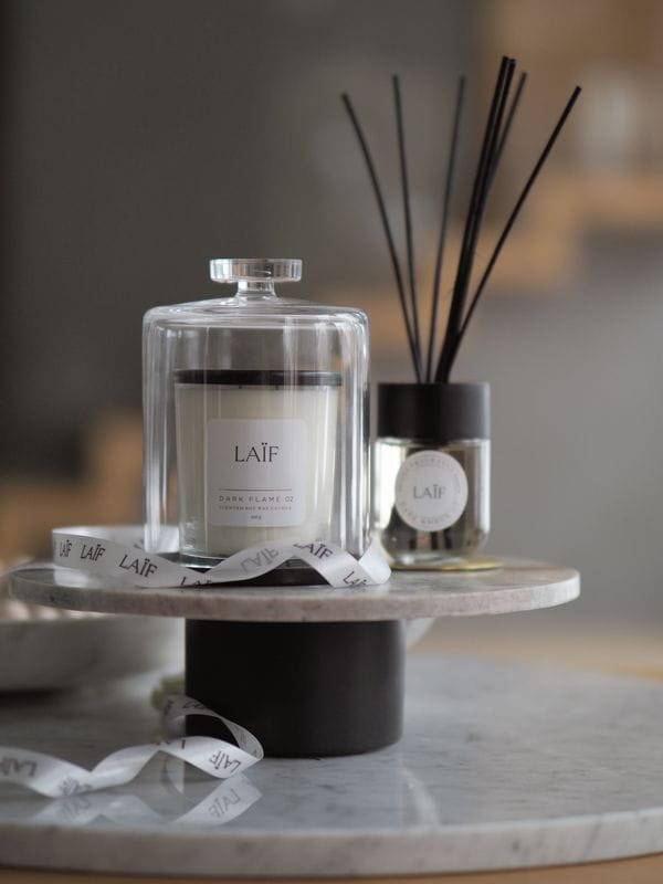 Świeca sojowa o zapachu perfum - zestaw w szklanym kloszu