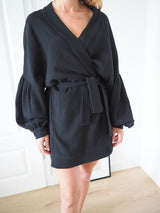 Sukienka kimono bawełniana muślinowa - czarna na modelce